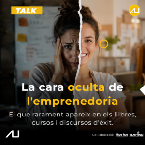 Mujer con expresión de preocupación y otra sonriente en un evento sobre emprendimiento