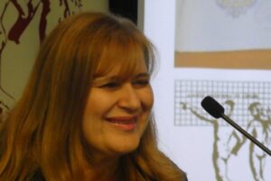 Ponente sonriente durante la conferencia sobre La Regenta en Andorra la Vella