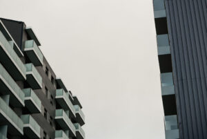 Vista de dos edificios modernos con balcones en la Massana