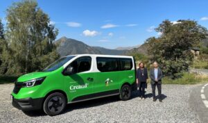 Furgoneta verde de Creand Fundació junto a dos personas en la montaña