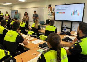 Clase de capacitación para agentes de circulación en Andorra con participantes atentos