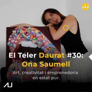 Ona Saumell posando junto a su obra de arte colorida