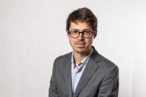 Retrato de un profesional en traje, enfocado en inversiones