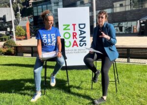 Dos mujeres discutiendo sobre el festival Contradans en La Massana