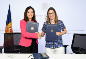 Ministra de Afers Exteriors e presidenta de Unicef firmando convenio