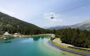 Vista de un lago y montañas en Grandvalira durante el verano