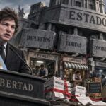 Javier Milei hablando sobre economía frente a un edificio con carteles de impuestos y tarifas