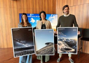 Presentación del mirador escénico en Alt de la Capa con tres personas sosteniendo carteles.