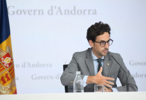 Reunión del Gobierno de Andorra sobre la recolección de medicamentos caducados.