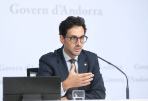 Ministro presentando nuevas herramientas para el sector primario en Andorra