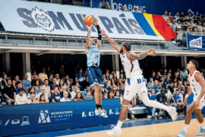 Jugador del MoraBanc Andorra lanzando a canasta durante un partido