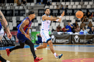 Jugador del MoraBanc Andorra pasando el balón durante un partido de baloncesto