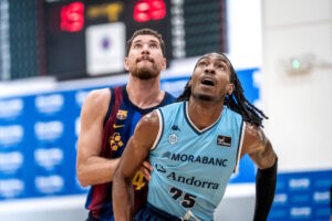 Jugadores de baloncesto en acción durante el VIII Trofeu d'Encamp.
