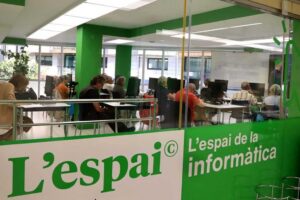 Clase de informática para mayores en Creand Fundació