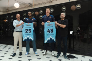 Wes Iwundu y Leon Radošević presentan sus camisetas en Radio Andorra