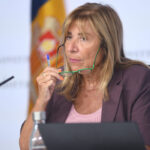 Funcionaria del Govern de Andorra discutiendo sobre ayudas para vivienda