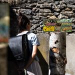 Una mujer observa una obra de arte en Ordino Jardins d'Art.