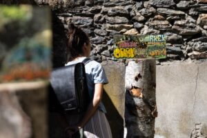 Una mujer observa una obra de arte en Ordino Jardins d'Art.