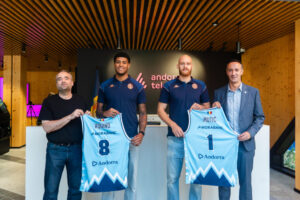 Lazar Mutić y Owen Aquino presentan sus camisetas del MoraBanc Andorra