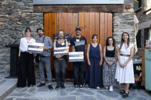 Sim Marek y otros artistas posando con premios en Ordino Jardins d'Art