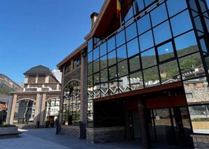 Edificio del Comú de la Massana con reflejos en las ventanas