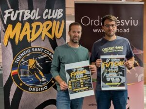 Dos hombres sosteniendo carteles del Torneig de Sant Corneli en Ordino