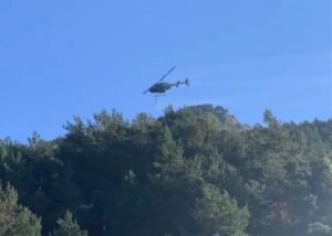 Helicóptero realizando tratamientos aéreos en un bosque de Andorra