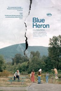Cartel de Blue Heron con varias personas junto a un paisaje boscoso y una grieta vertical.