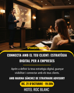 Cartel de una charla sobre estrategia digital, con una mujer presentando ante asistentes.