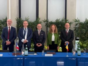 Representantes de EDF y FEDA durante la firma de un acuerdo en París