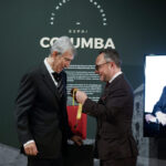 Un hombre coloca una medalla a otro durante una ceremonia en Espai Columba.