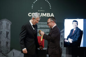Un hombre coloca una medalla a otro durante una ceremonia en Espai Columba.