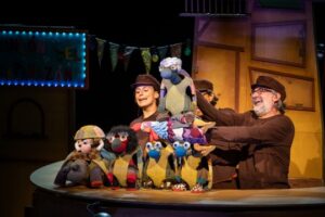 Actores y marionetas en el espectáculo Sigues Tortuga en Andorra la Vella