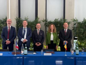 Representantes de FEDA y EDF firmando acuerdo en París para colaboración energética