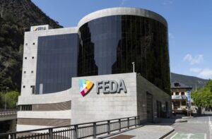 Edificio moderno de FEDA en Andorra con logo colorido