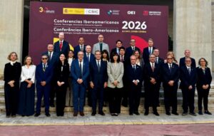 Grupo de asistentes posa ante el cartel de las Conferencias Iberoamericanas de 2026 en Alicante