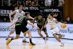 Un jugador del MoraBanc Andorra avanza con el balón mientras lo defienden dos rivales.