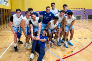 Jugadores del Sénior B del BC MoraBanc Andorra posan en una pista cubierta de baloncesto
