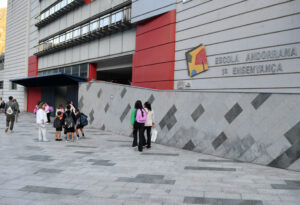 Estudiantes en la entrada de la Escola Andorrana de Sant Julià de Lòria
