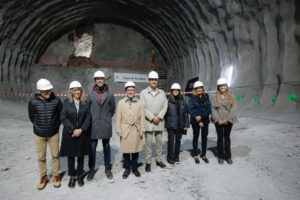 Ocho personas con cascos posan dentro del túnel de Rocafort, aún en obras.
