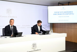 Dos hombres sentados ante portátiles durante una presentación sobre sociedades anónimas deportivas en Andorra.