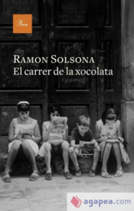 Niños leyendo en la calle, evocando la Barcelona de los años 60.