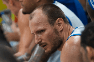 Rafa Luz en el banquillo durante un partido de baloncesto
