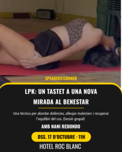 Mujer realizando ejercicios de bienestar en un taller