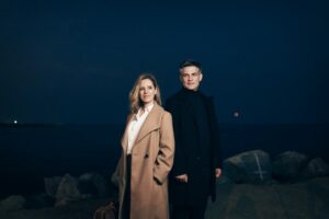 Dos actores posando junto al mar en la noche para la obra Göteborg