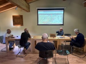 Voluntarios discutiendo proyectos de mejora en Pallerols