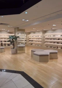 Interior de una zapatería moderna con estanterías y calzado